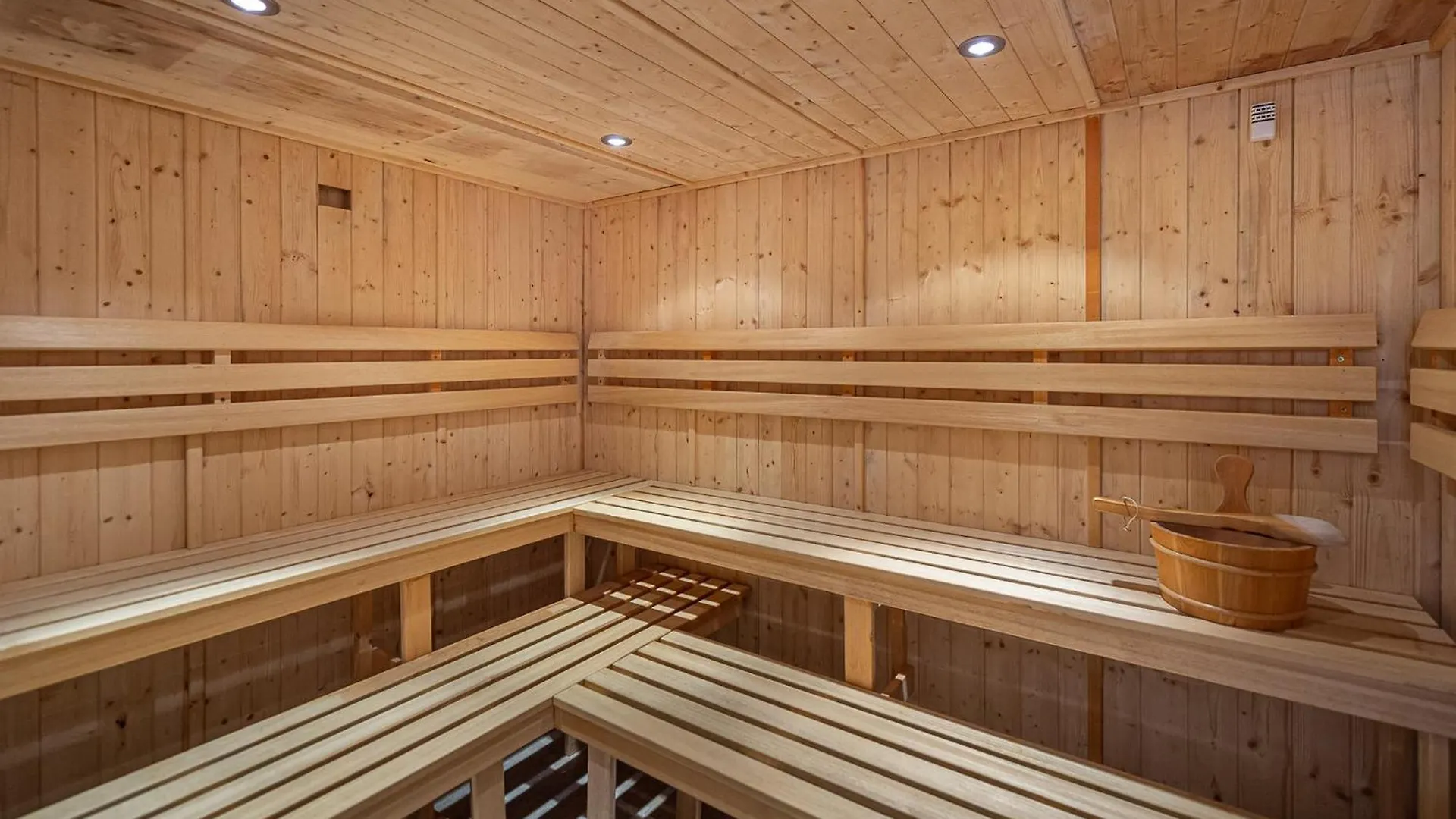 Chalet Avec Jacuzzi, Sauna, 6 Chambres A Saint-Martin-De-Belleville - Fr-1-570-27